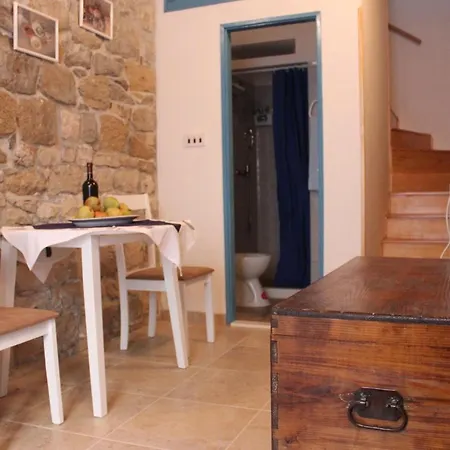 Lira - Trogir